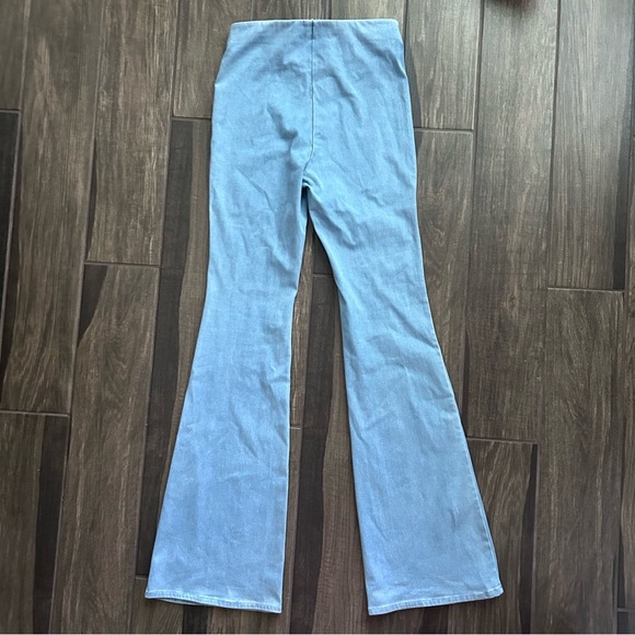 Good American Sculpt Pull On Flare Legs Light Wash Sz M - Picture 6 of 8
